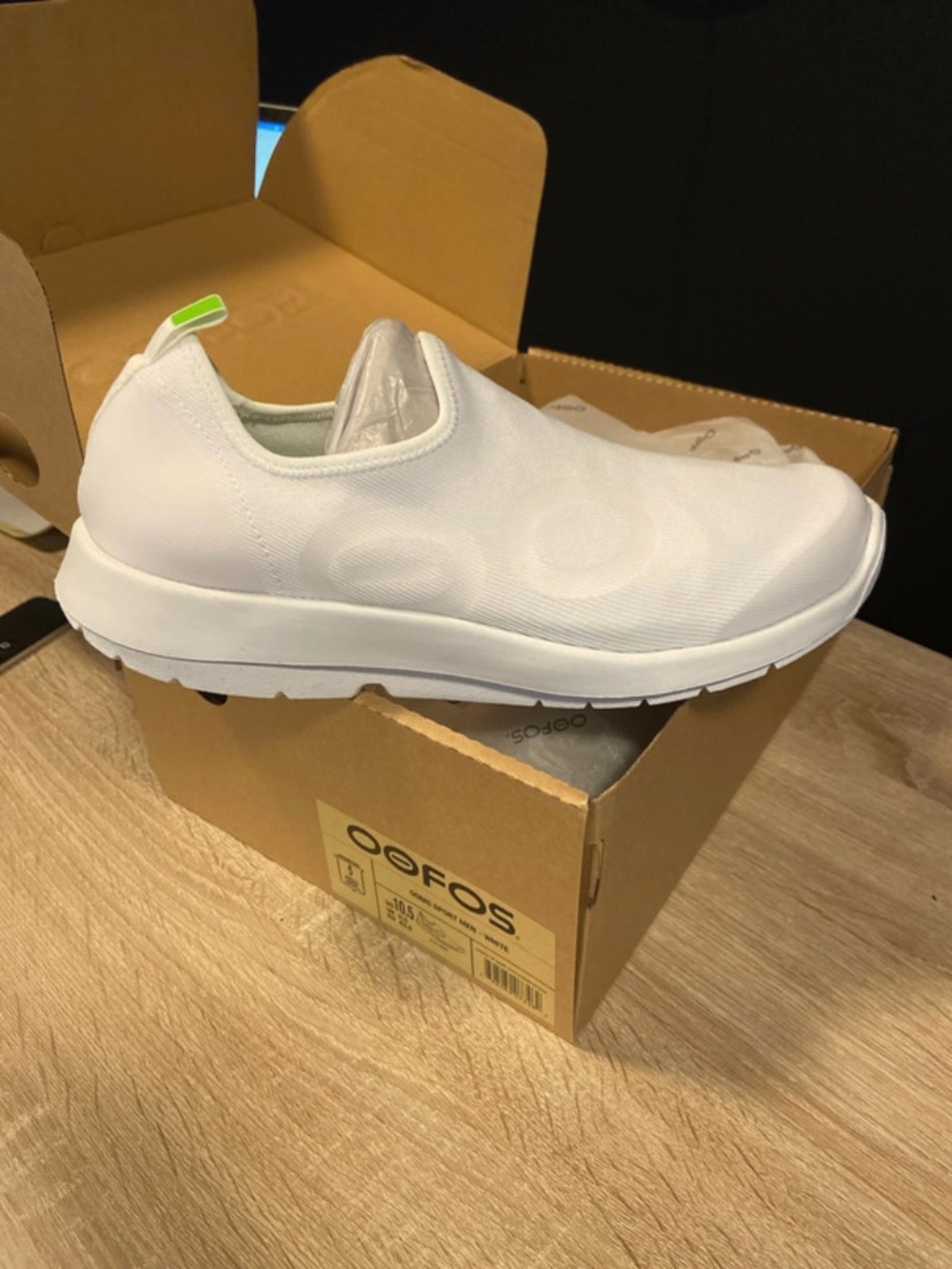 OOFOS White Mens oomg sport Slip-On Sneakers 10.5